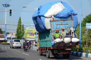 Read more about the article Angkutan Barang ODOL Berdampak Buruk bagi Lalu Lintas Jalan?